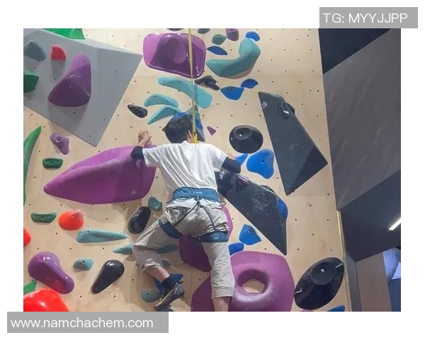 成都攀岩队区域防守策略解析与攀岩热点的深度探讨